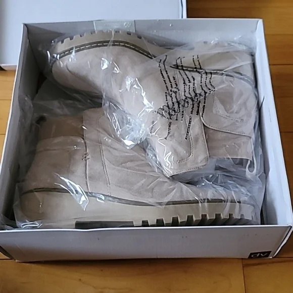 Dolce Vita Lug Sole Chelsea Boot, New In Box, Size 9.5 Color: Camel - Picture 13 of 15